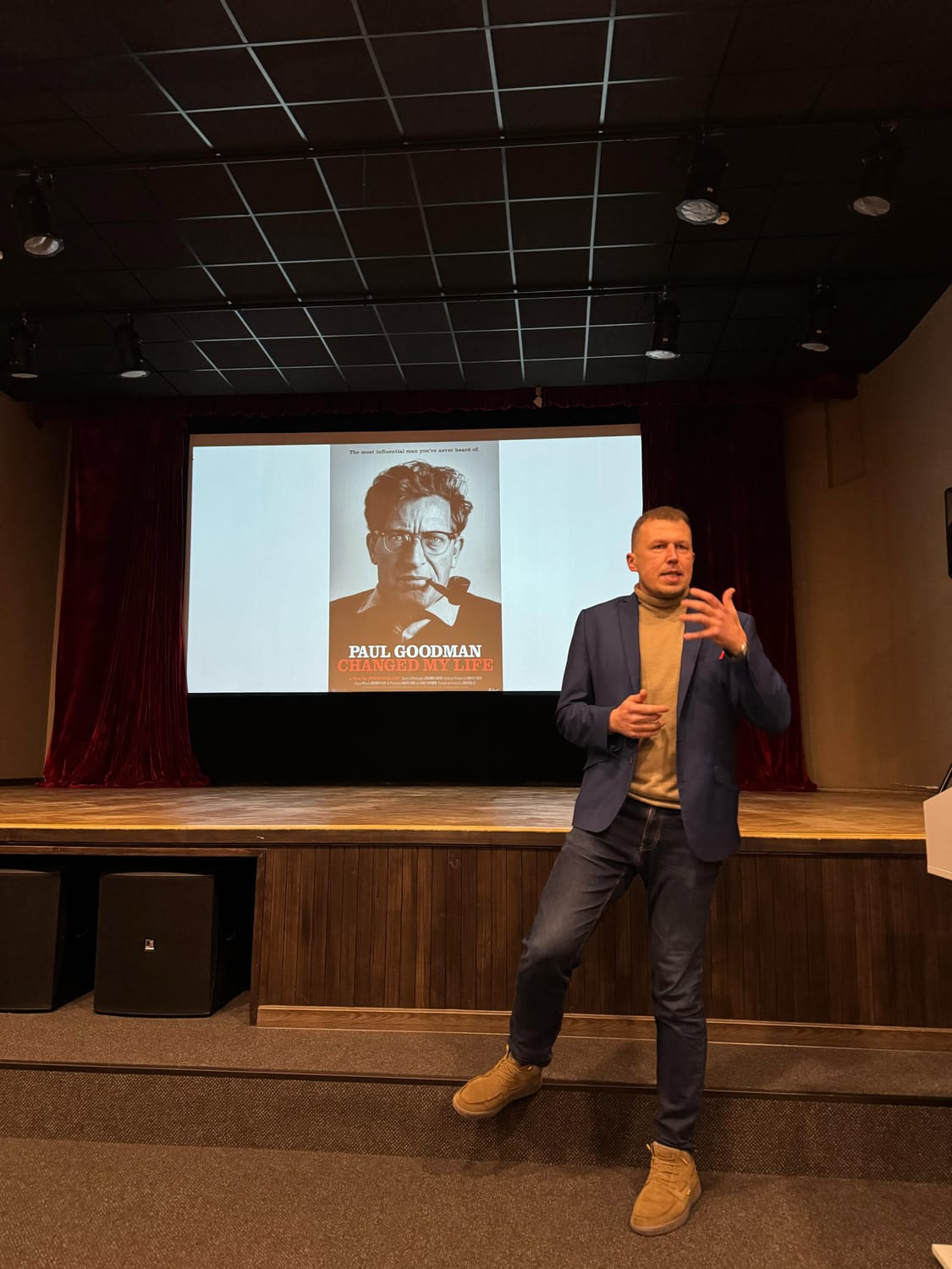 Nils Konstantinovs uz skatuves